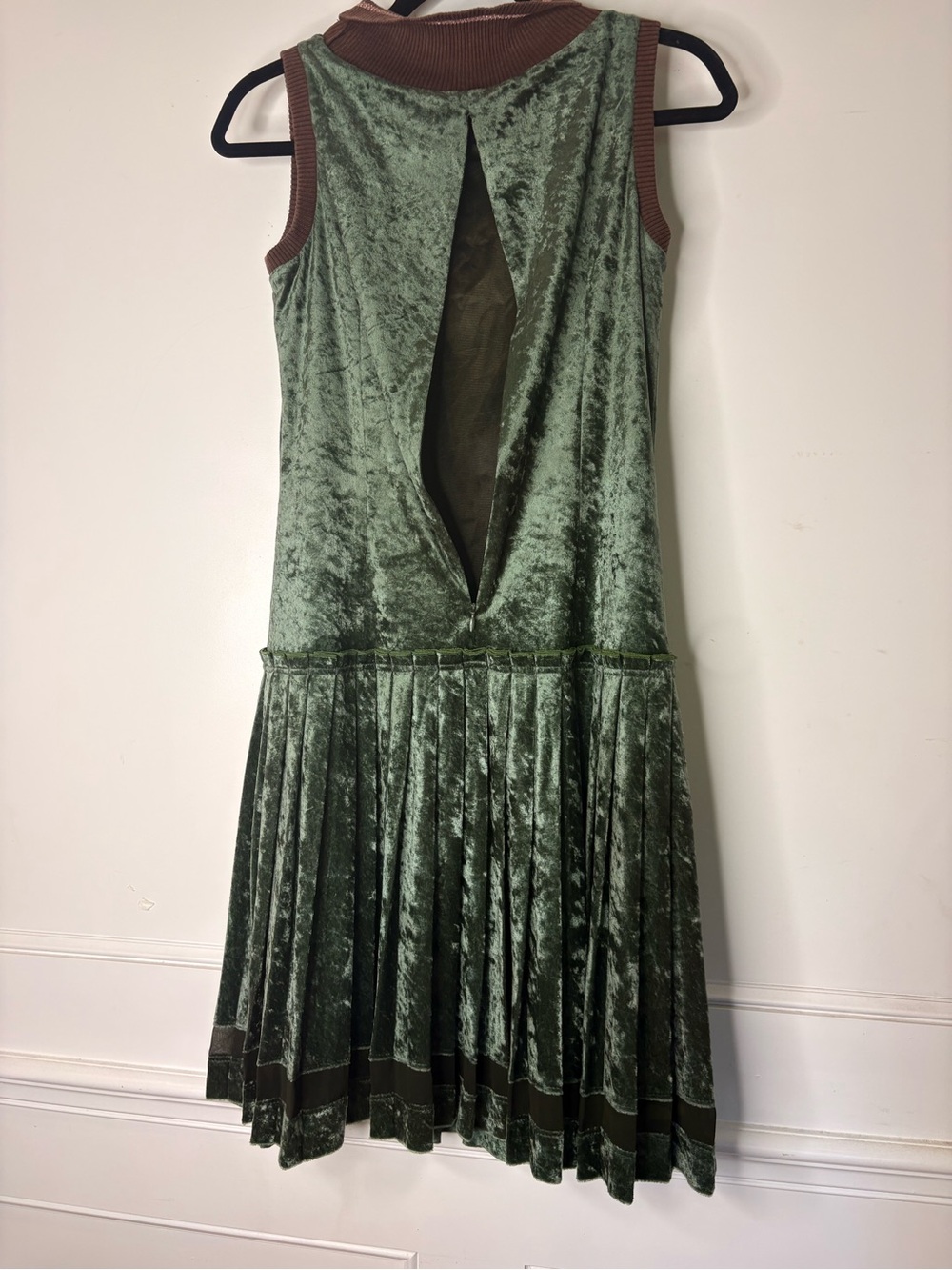 Sleeveless 1920’s inspired Olive Green Velvet Pleated Dress with Contrast Trim - Picture 8 of 16
